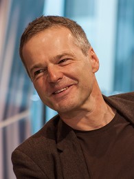 Portrait image of Wolf Haas